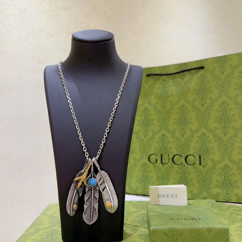 G*u*i necklaces
